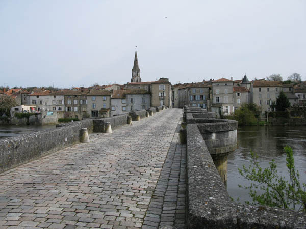 Confolens - Le vieux pont (photo J-L Rougier)